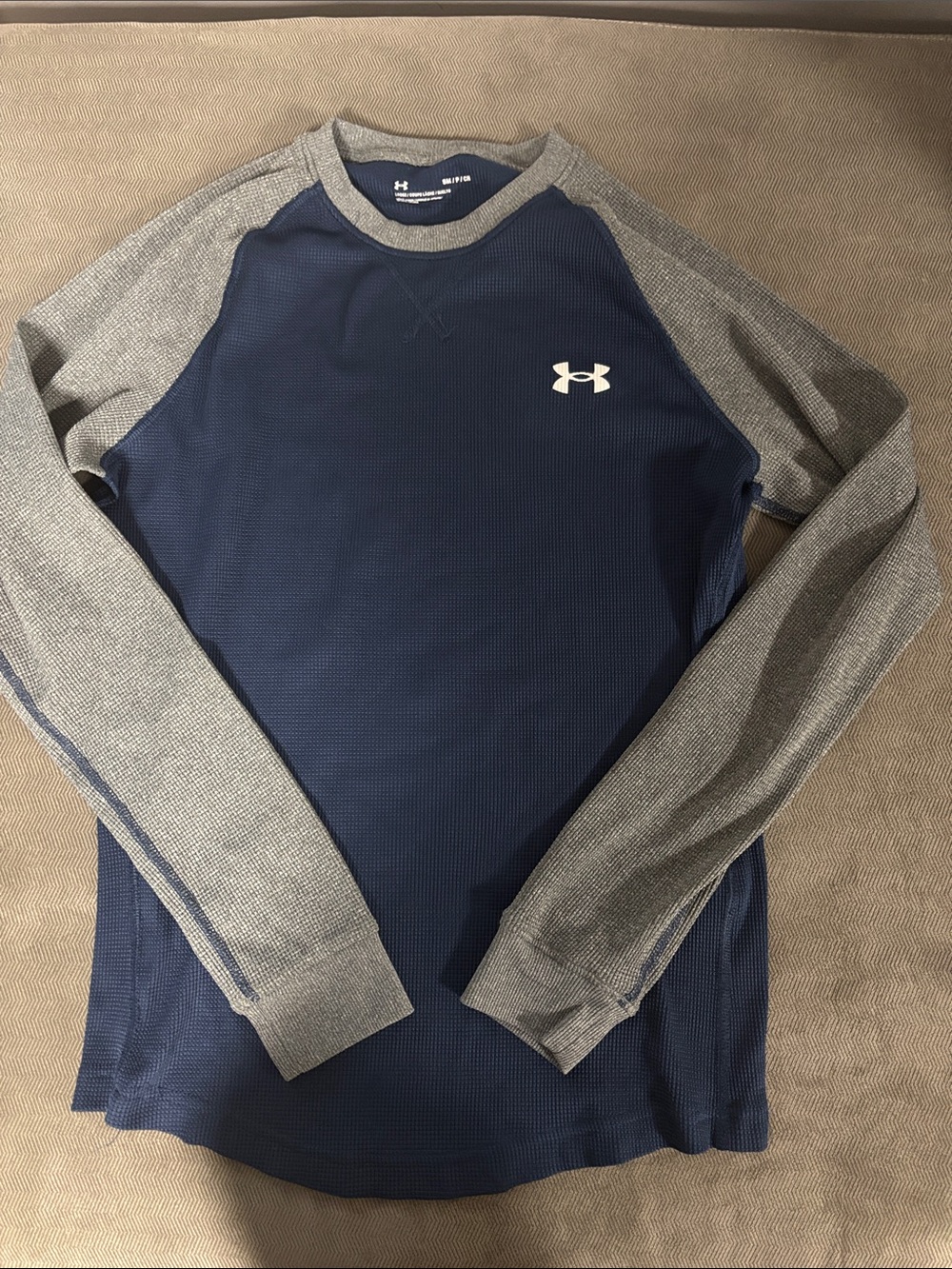 Men Small Under Armour Men’s Navy Crewneck Raglan long sleeve with Gray Sleeves